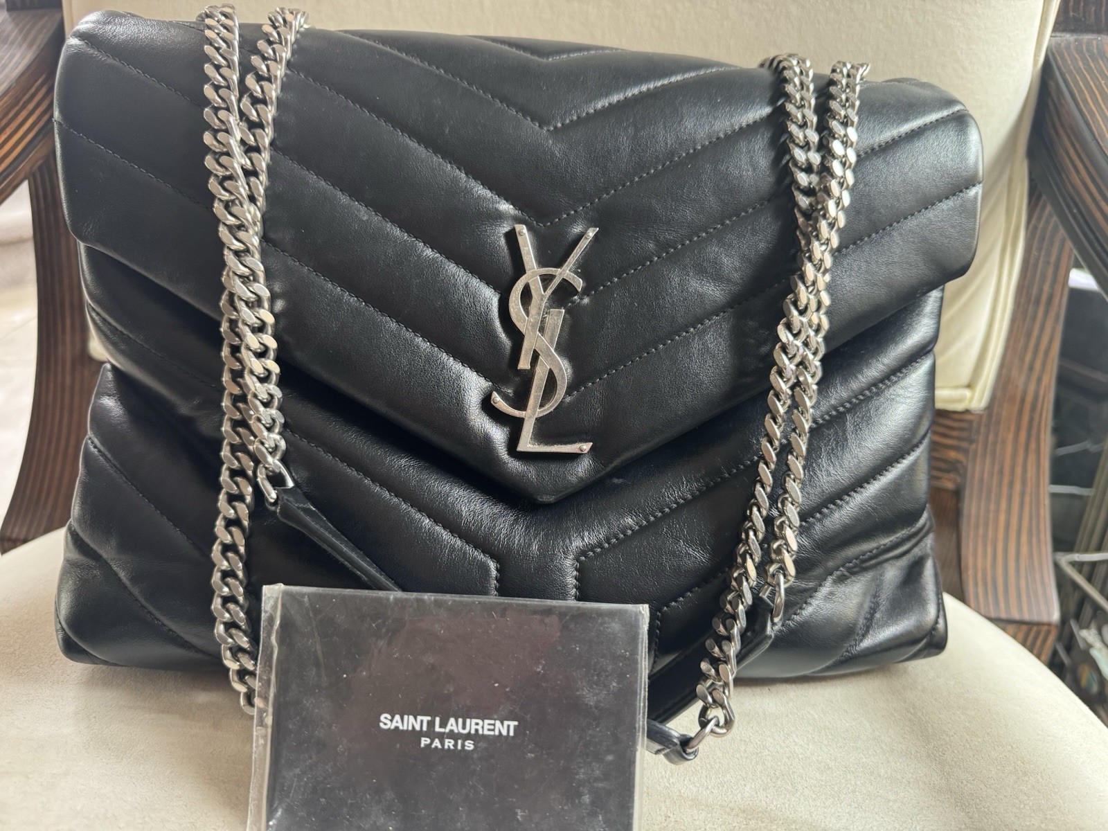 Saint Laurent Loulou tracolla media in pelle nera