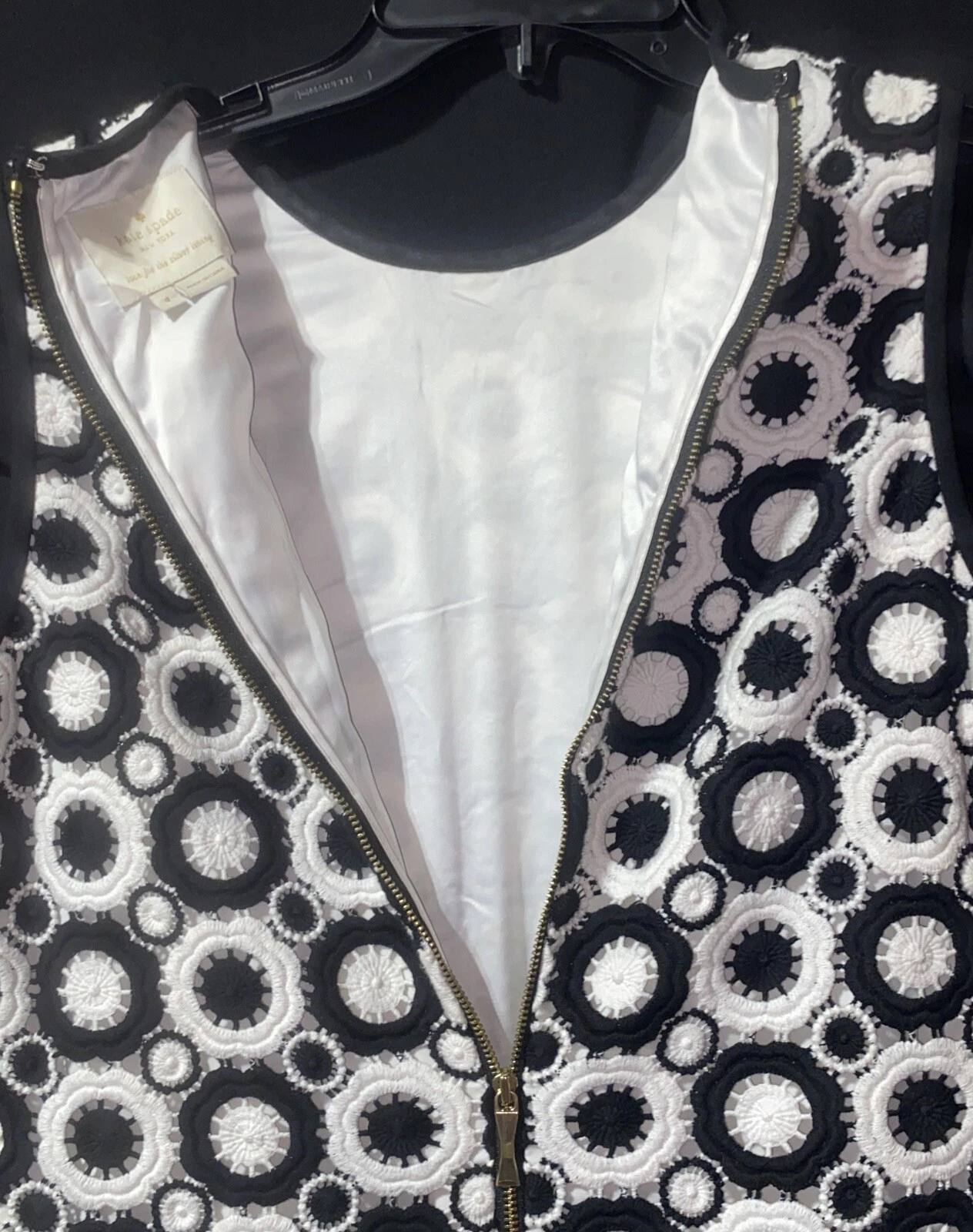 Abito Kate Spade. Uncinetto bianco e nero. Abito senza maniche a turni