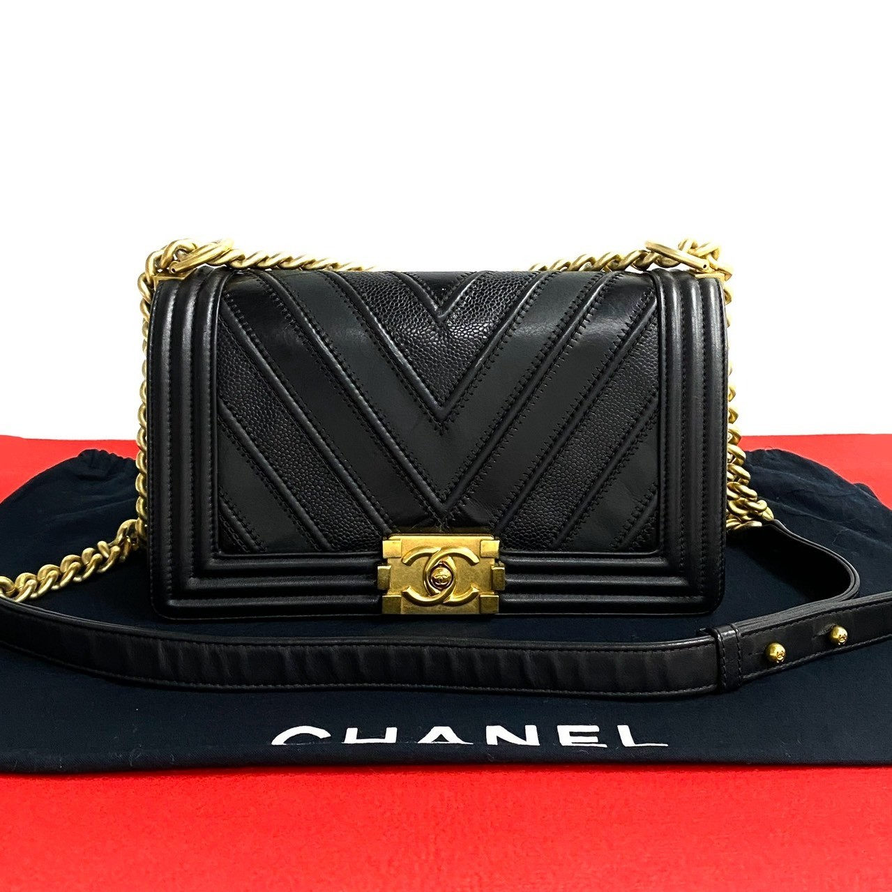 CHANEL Boy Flap Shoulder Bag in Black Leather with Gold Hardware J54-5