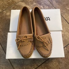 Minnetonka Moccasin Women's Deerskin Kilty Size 8 Mocha Deerskin