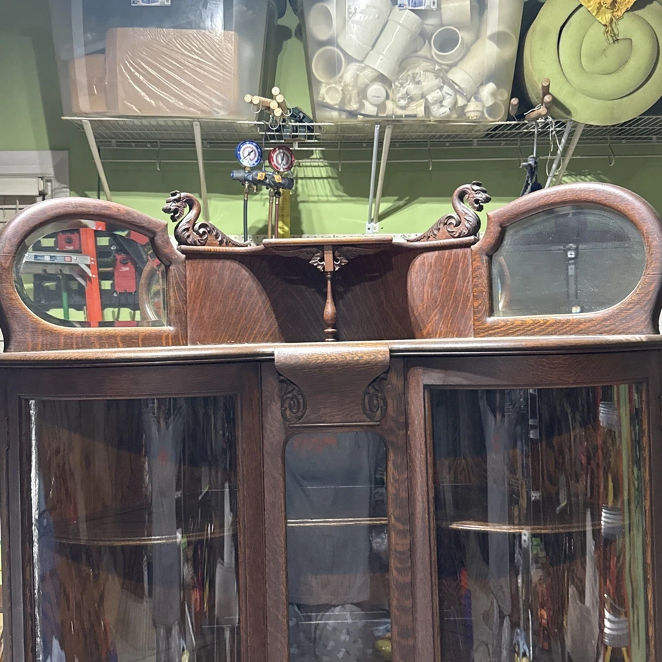  Antiguo gabinete de curiosidades esquina roble tigre. Detalles ornamentados, puertas curvas de cristal. Foto 4 de 4