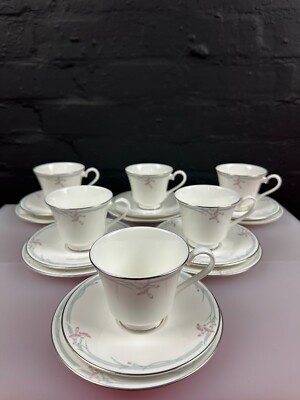 6 x Royal Doulton Carnation H5084 Tee Trios Tassen Untertassen Teller 5 Sets verfügbar