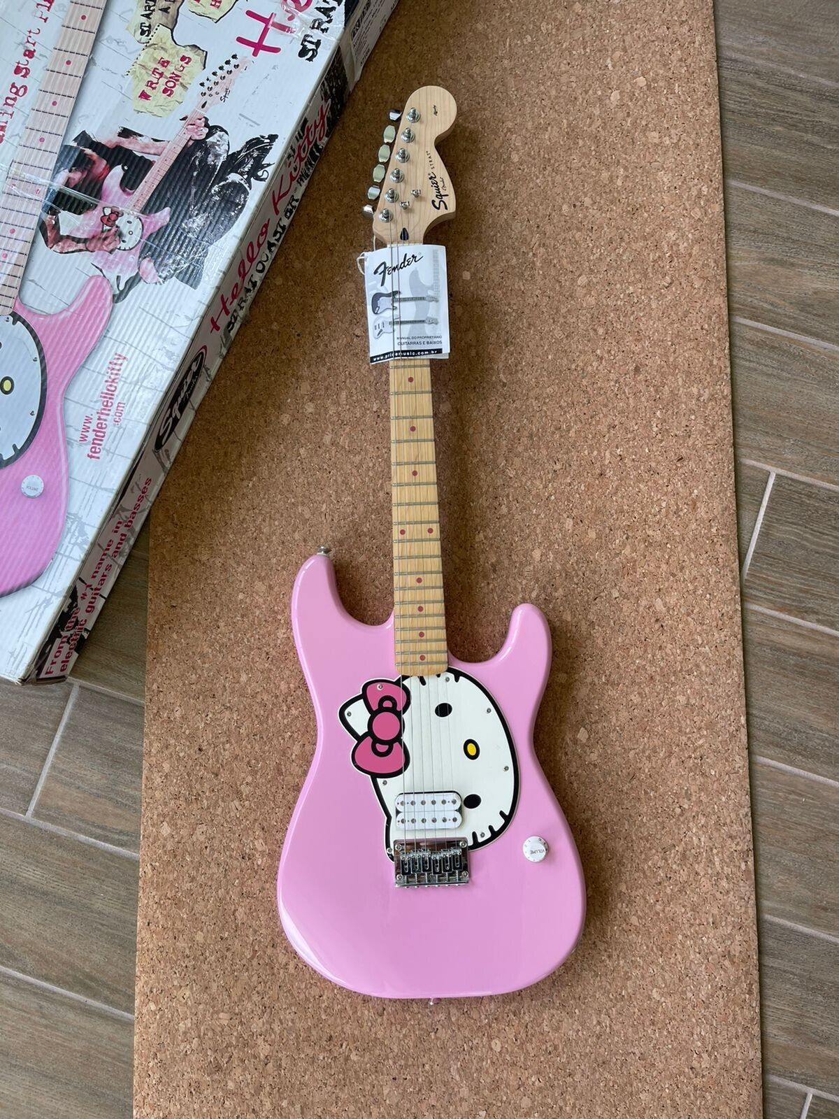 Squier Hello Kitty ストラト