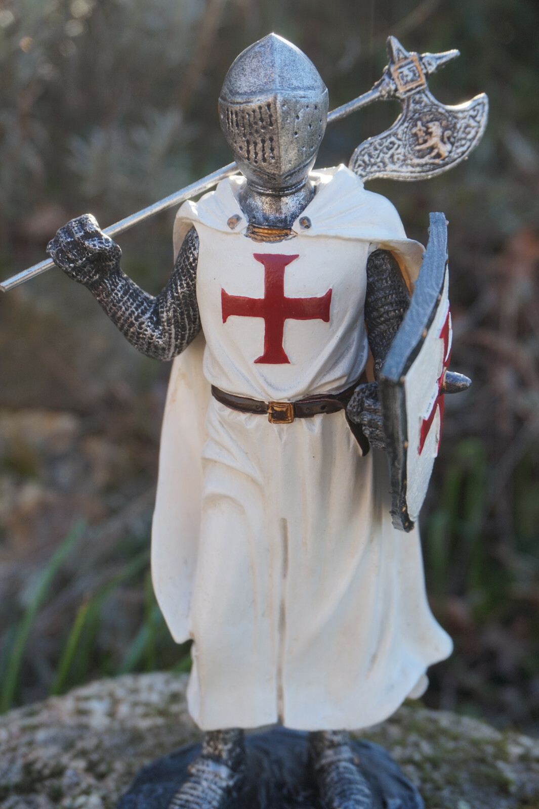 Figurine templier médiéval de 18 cm sculptée avec hache de combat