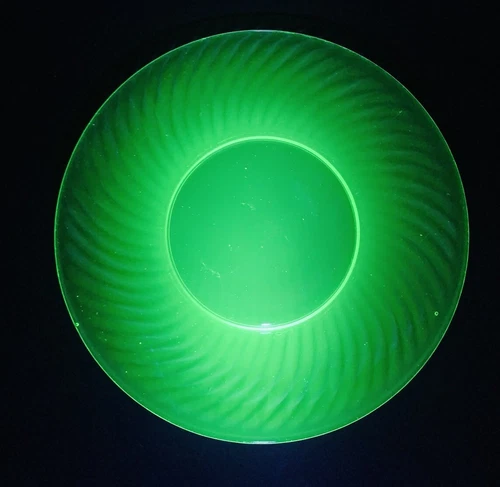 Vtg Green Uranium Glow Glass Luncheon Plate Spiral Green By Anchor Hocking 8”