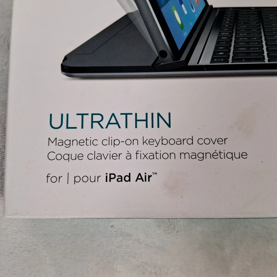 Cubierta de teclado con clip magnético ultrafino Logitech para iPad Air Foto 2 de 4