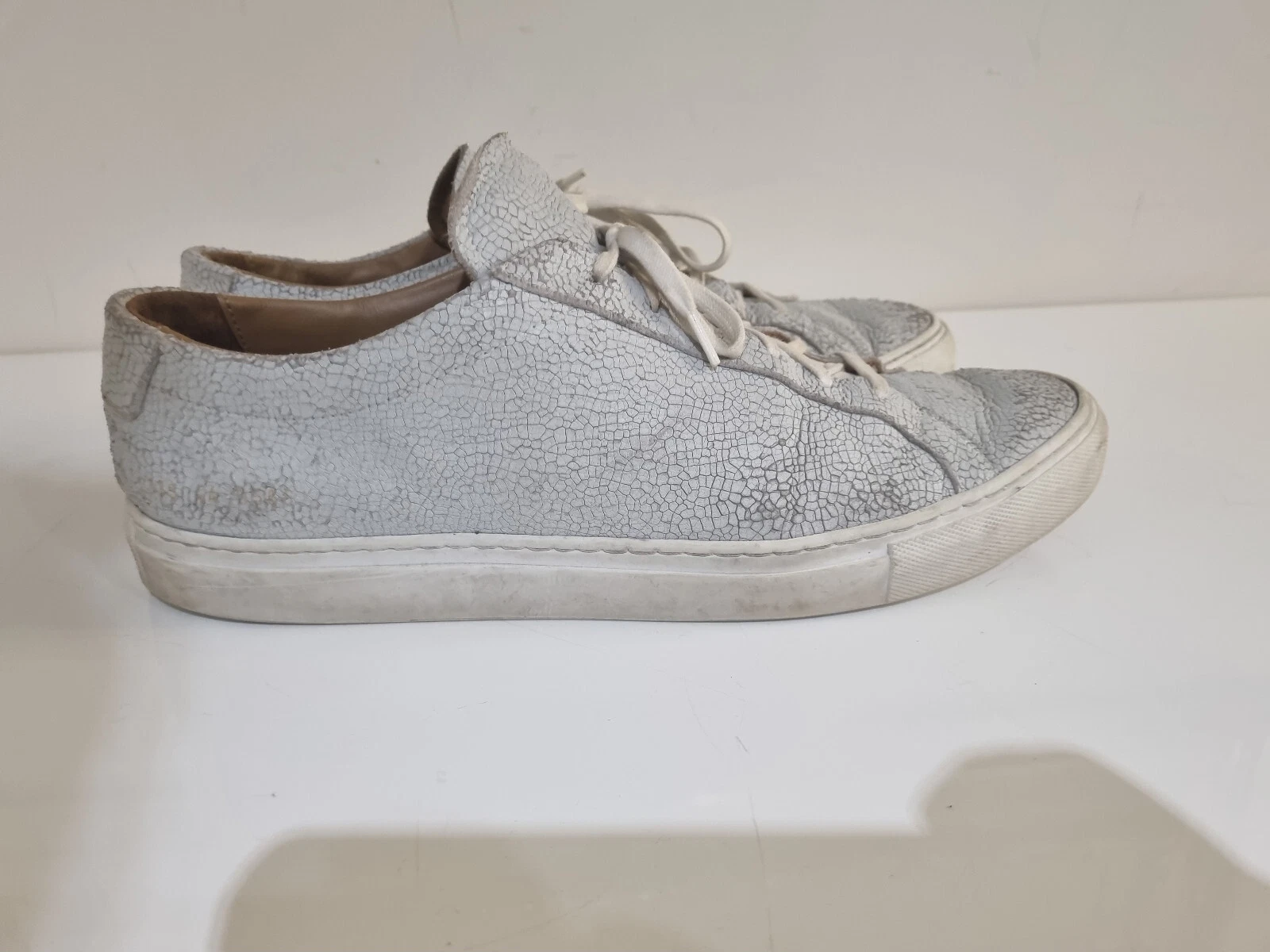 Scarpe da ginnastica da uomo Common Projects Achilles in pelle screpolata bianca uk 10