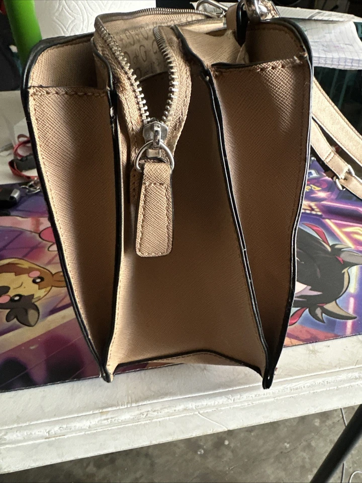 Bolsa tiracolo feminina GUESS Los Angeles - Imagem 3 de 4