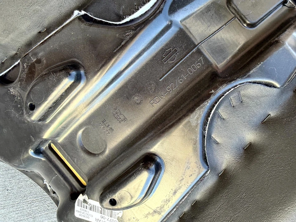 Harley Davidson RDW-92/61-0067 Solo Driver Seat Black for 2009 Dyna Motorcycle - Image 3 of 4