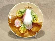 Ancienne assiette barbotine   poire en relief   trompe l'oeil