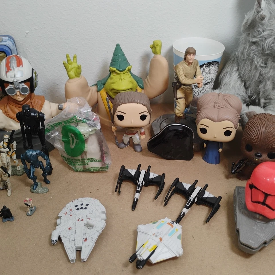Star Wars Lote Mixto Figuras Juguetes Vehículos - Funko Pop, PEZ, Droides y Naves Foto 3 de 4