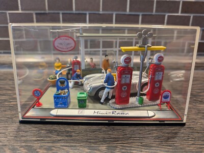 Mini-Rama Tankstelle Gasoline Station Hongwell Vitrinenmodell Porsche 550 silber
