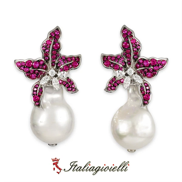 Sensuali Orecchini con Perla di Fiume e Rubini in Argento 925 Rodiato Oro Bianco - Immagine 4 di 4