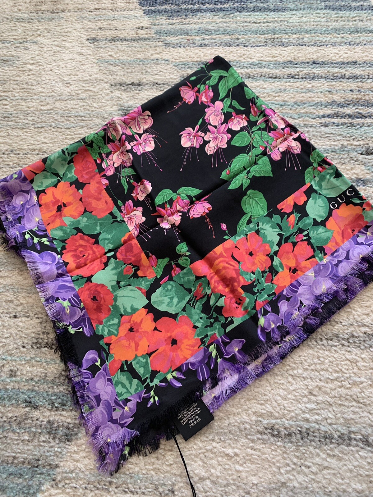 GUCCI SCARF LENIS FLORAL BLACK MULTICOLOR PRINT w LOGO TWILL SILK SQUARE 35"