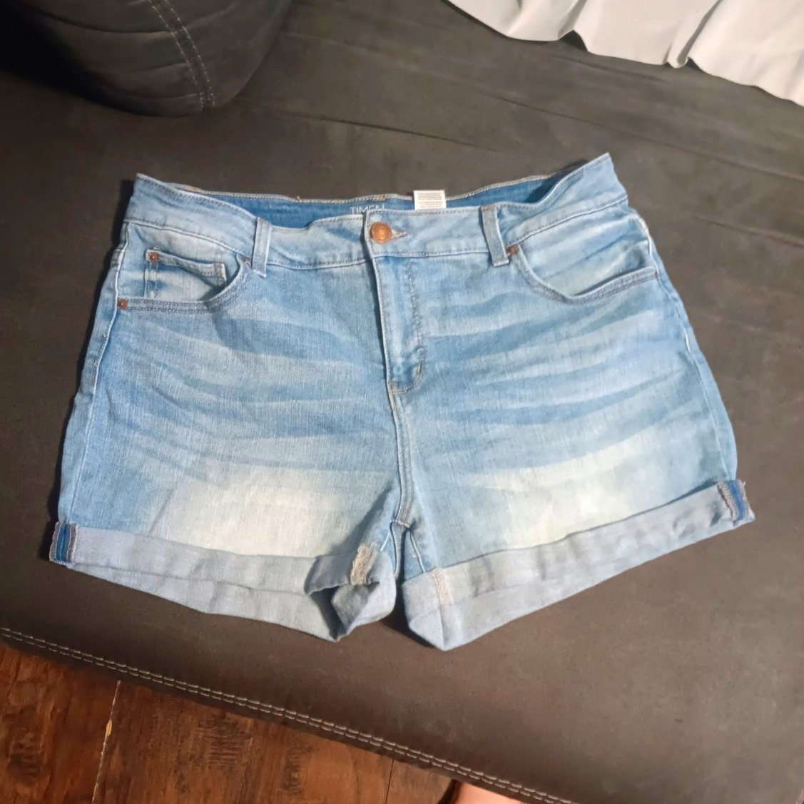 Time and Tru Light Wash Denim Cuffed Shorts Women 14 Mid Rise Stretch 5-Pocket