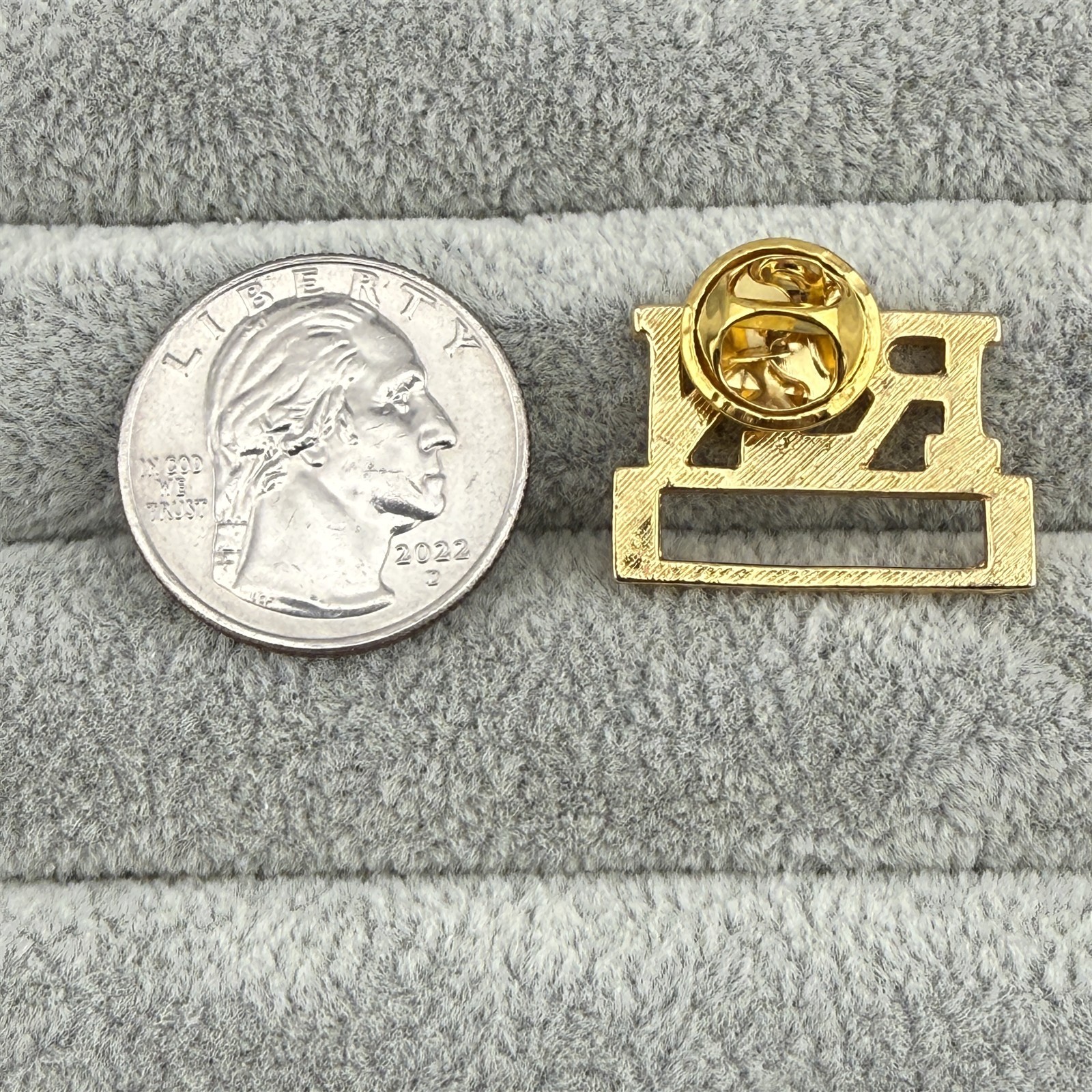 как выглядит RN Registered Nurse Name Tag ID Holder Gold Toned Pin Pinback 64204 фото