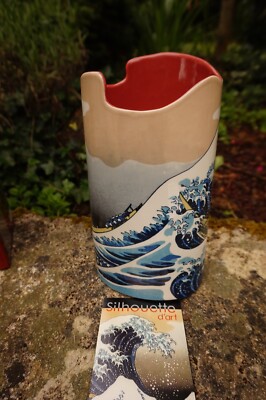 Vase Décoratif Silhouette 'La Vague De Hokusai' - SDA39 - Céramique Bleu Et Blanc - 22 Cm - Neuf Japon