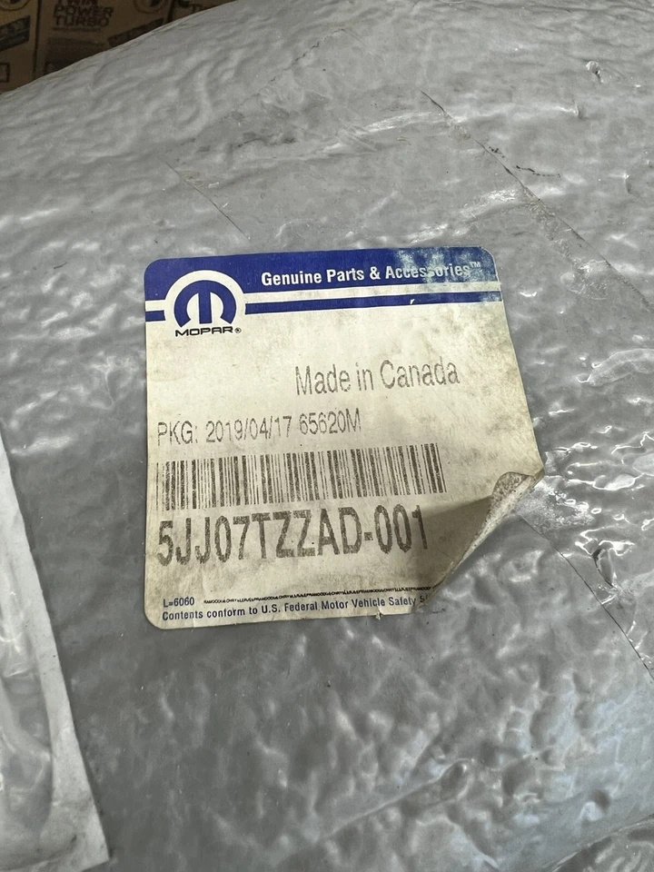 ¡Cubierta de parachoques original Mopar Front Fascia 5JJ07TZZAD! Foto 2 de 4