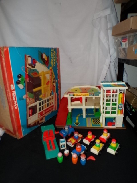 Vintage 1970s Fisher Price Little People Action Garage #930 wt cars Figures More