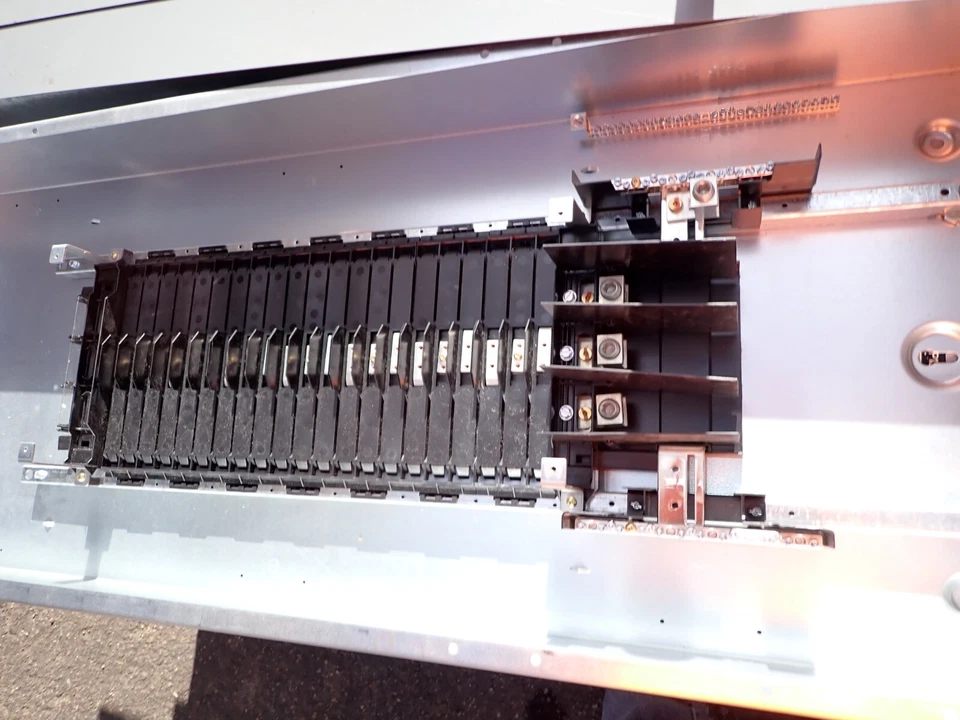 SQUARE D NF442L2C 250 amp 600v 3 Phase MLO Panelboard Indoor MH56BE p839 - Image 3 of 4