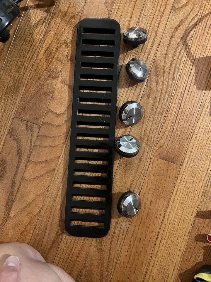 Perilla de cocina cromada 5 y aire Ven para ayuda de cocina modelo #KECD807XBL00 Foto 2 de 4