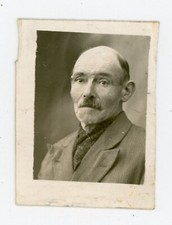 PHOTO d'identité, un homme âgé moustache crâne dégarni