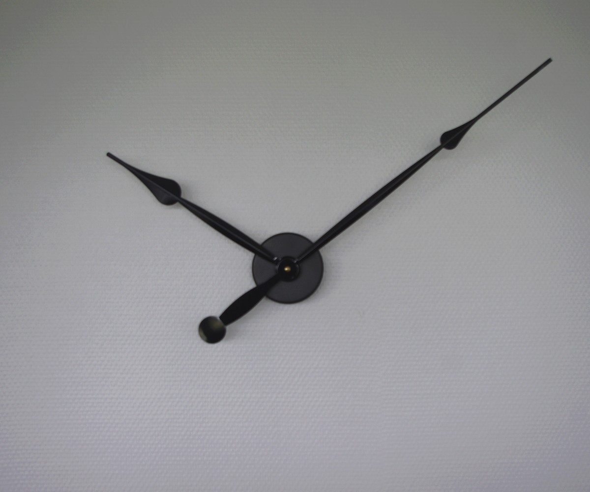 Horloge minimaliste 80cm silencieuse pour décorer un grand mur blanc sans l'alourdir