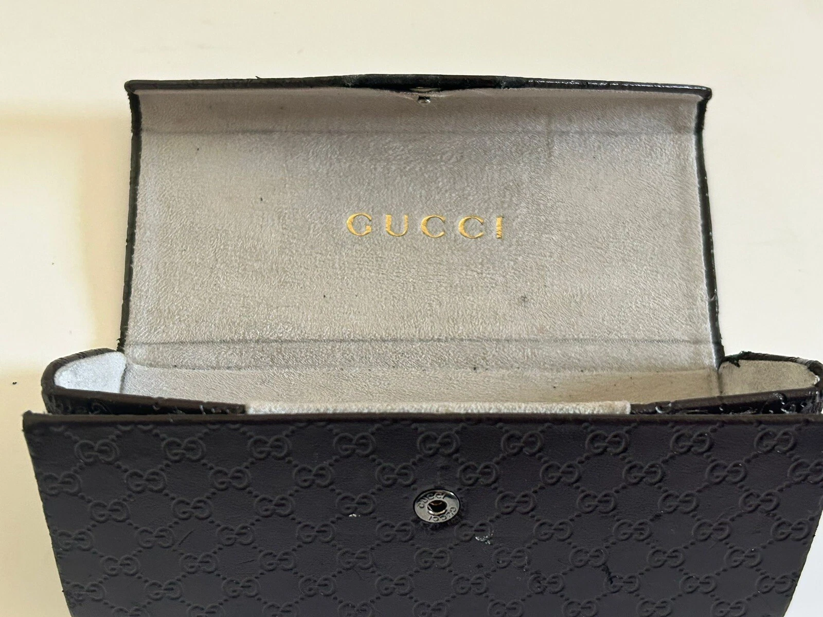 Étui à lunettes Gucci monogramme cuir noir vintage fermeture à pression logo GG