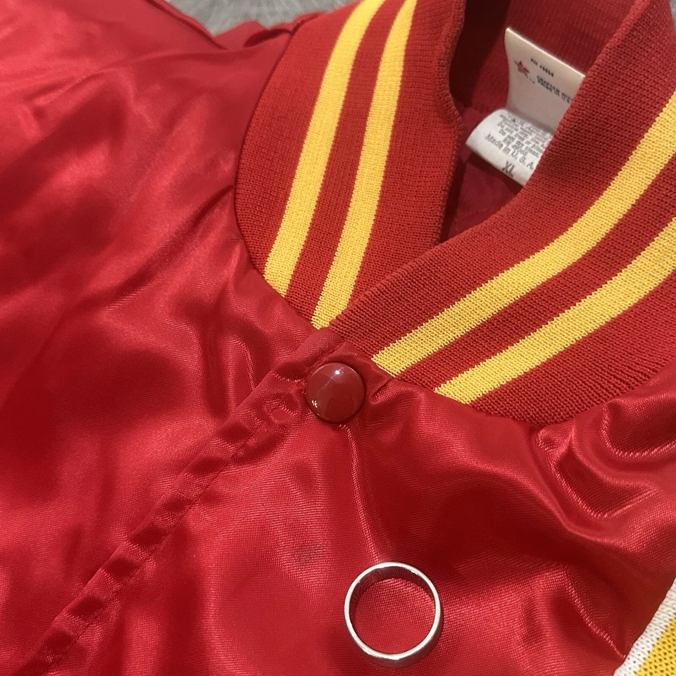 Chaqueta de bombardero vintage roja satinada de los marines de Estados Unidos frontal a presión talla XL forrada con edredón Foto 3 de 4