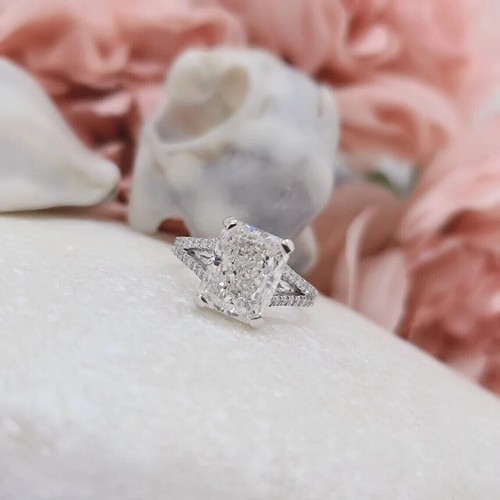 Conjunto de anillo de boda de moissanita VVS1 corte radiante de 5,65 quilates enchapado en oro blanco de 14 quilates - Imagen 7 de 15