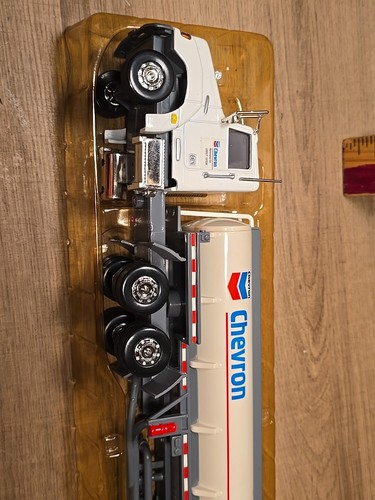 Camión cisterna Chevron 1999 edición limitada nuevo diecast escala 1:24 en caja original - Imagen 2 de 14