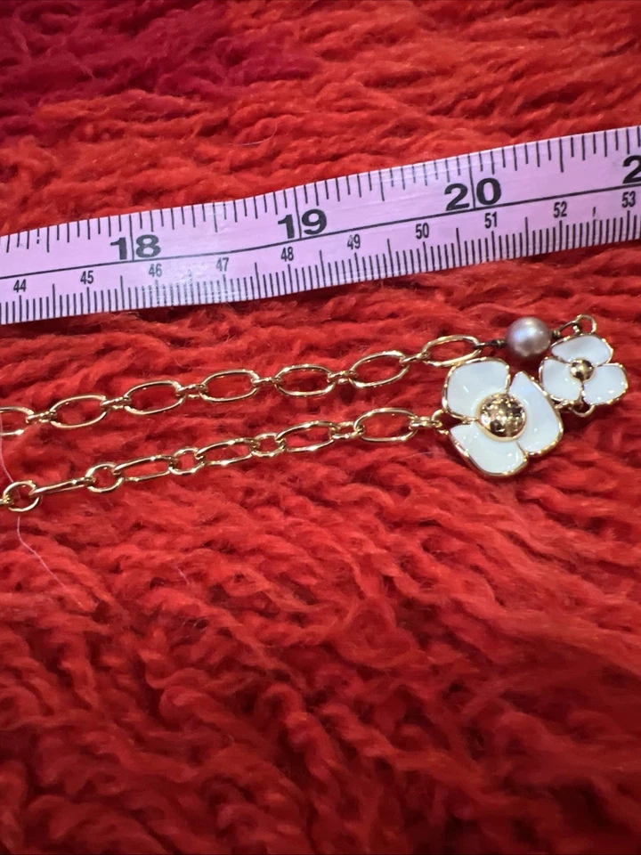 Colar rosário trevo pérola flor maricas esmalte tom dourado TORY BURCH 40"" - Imagem 4 de 4