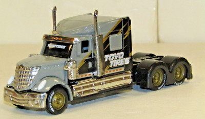 Maisto gray/black International Lonestar tractor no box 1/64