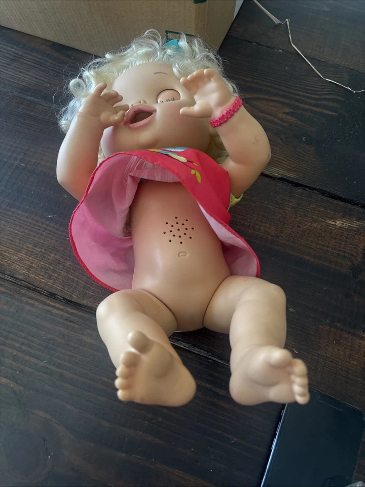 Baby Alive Hasbro 2010 muñeca rubia interactiva obras habla risas Foto 4 de 4