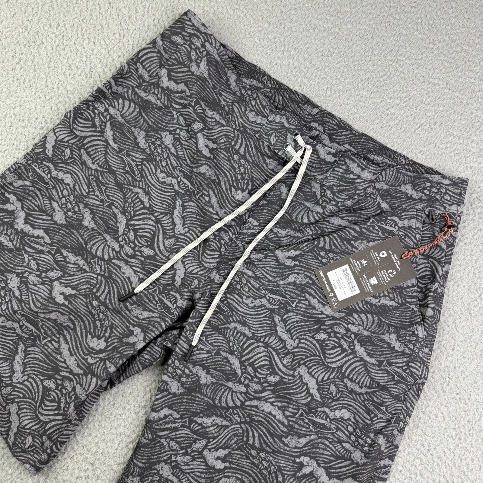 NWT Duluth Alaskan Hardgear Lost Lake Fish Print Gray Board Shorts Men's 36x11
Opens in a new window