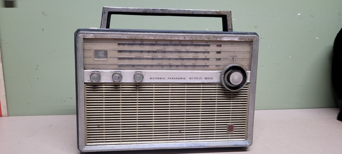 vintage national Panasonic model T-100D shortwave radio 4 band 9