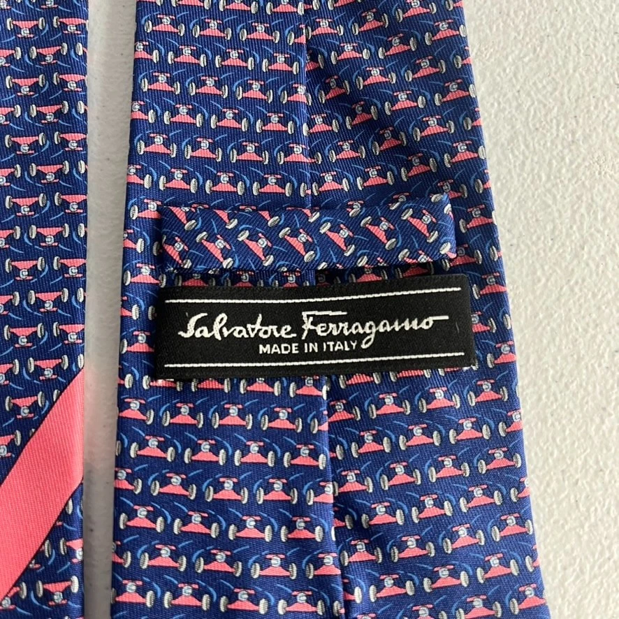 Corbata de seda Salvatore Ferragamo para hombre azul/rosa estampado geométrico hecha en Italia Foto 4 de 4