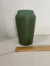 HAMPSHIRE POTTERY MATTE GREEN ARTS & CRAFTS CATTAIL VASE CIRCA 1910!