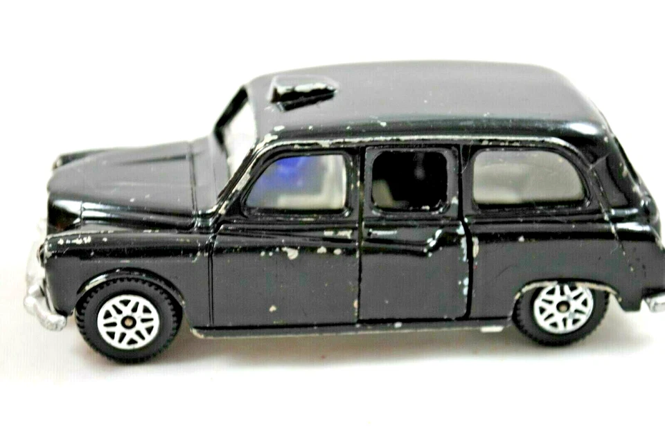 Dinky Toys 284 AUSTIN TAXI / LONDON BLACK CAB w/ Opening DOORS Made in England - Image 2 of 4