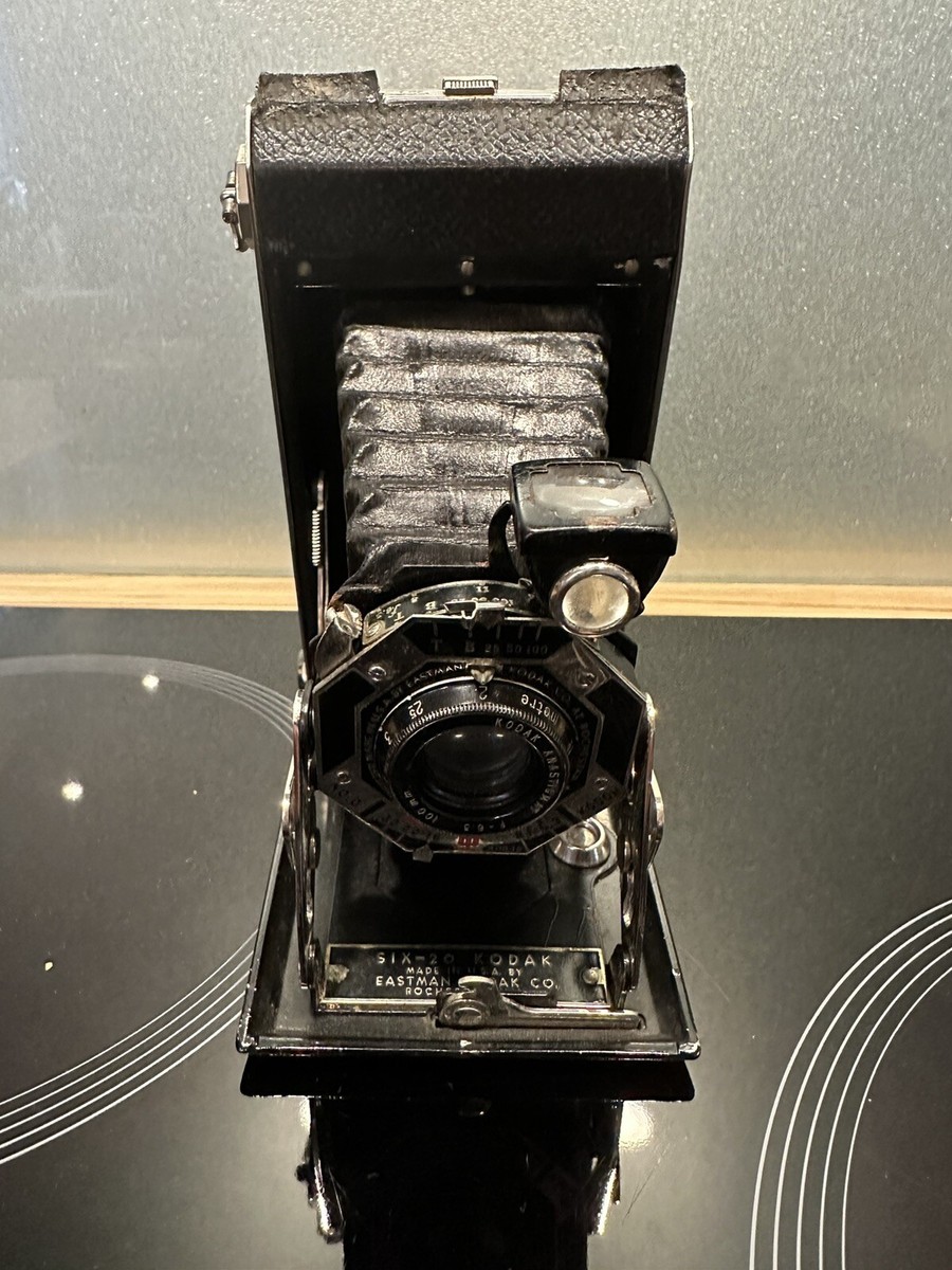 Appareil photo brownie pliant vintage Kodak Six 20 Années 30 Avec Sacoche D'or