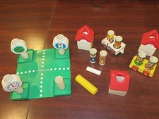 VINTAGE JOHNSON & JOHNSON INFANT TOY " PEG PALS VILLAGE " + BOOKLET 21 PIECES