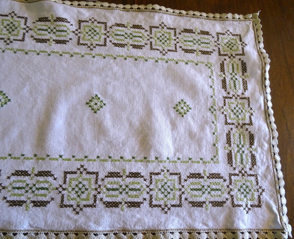 CHEMIN DE TABLE-en lin brodé à la main,entourage en dentelles - 105 cm x 40 cm - Photo 3/4