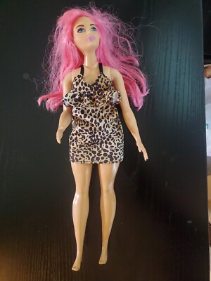 2016 Mattel Curvy Fashionistas Barbie Doll With Pink Hair and Blue Eyes.