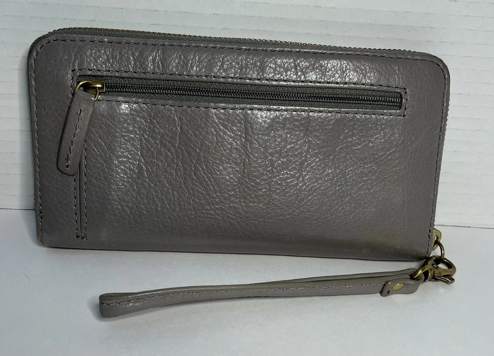 Cartera para mujer Fossil con cremallera alrededor cuero gris patrón diamante Foto 2 de 4