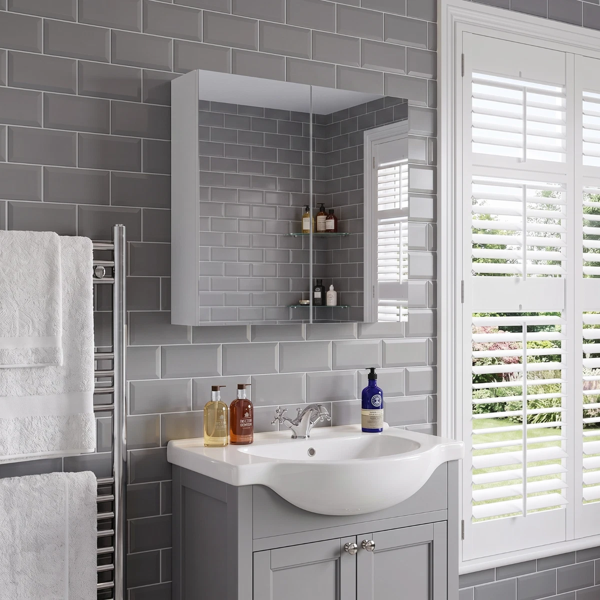 Mueble de pared de baño con espejo armario de almacenamiento montado en la pared y estante blanco