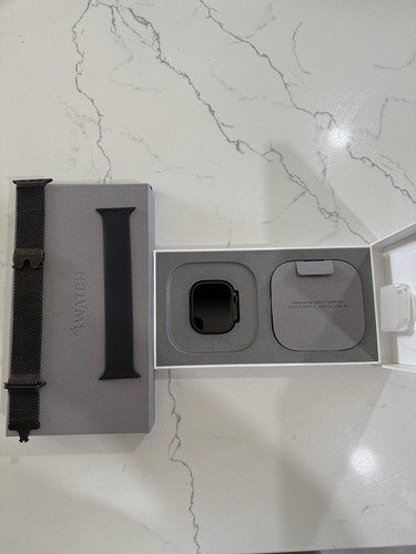 Apple Watch Ultra 2 Black - Titanium Milanese Loop