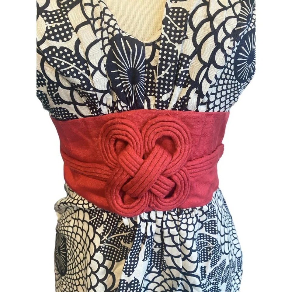 Blusa de seda 4 Beth Bowley Anthropologie azul marino crema floral nudo rojo inspiración asiática Foto 2 de 4