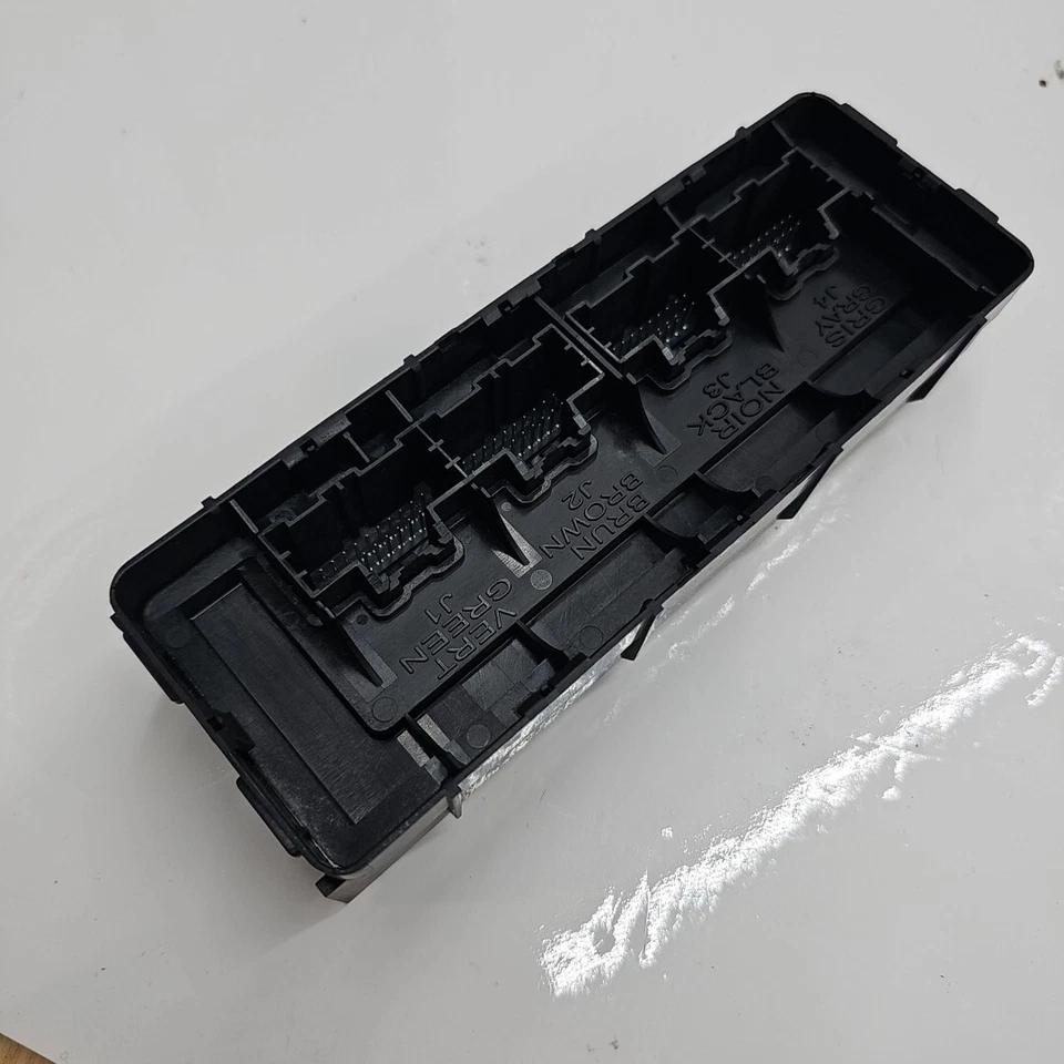 2013 - 2015 Chevy Chevrolet Cruze Temp HVAC Climate Control Module 13585645 - Image 3 of 3