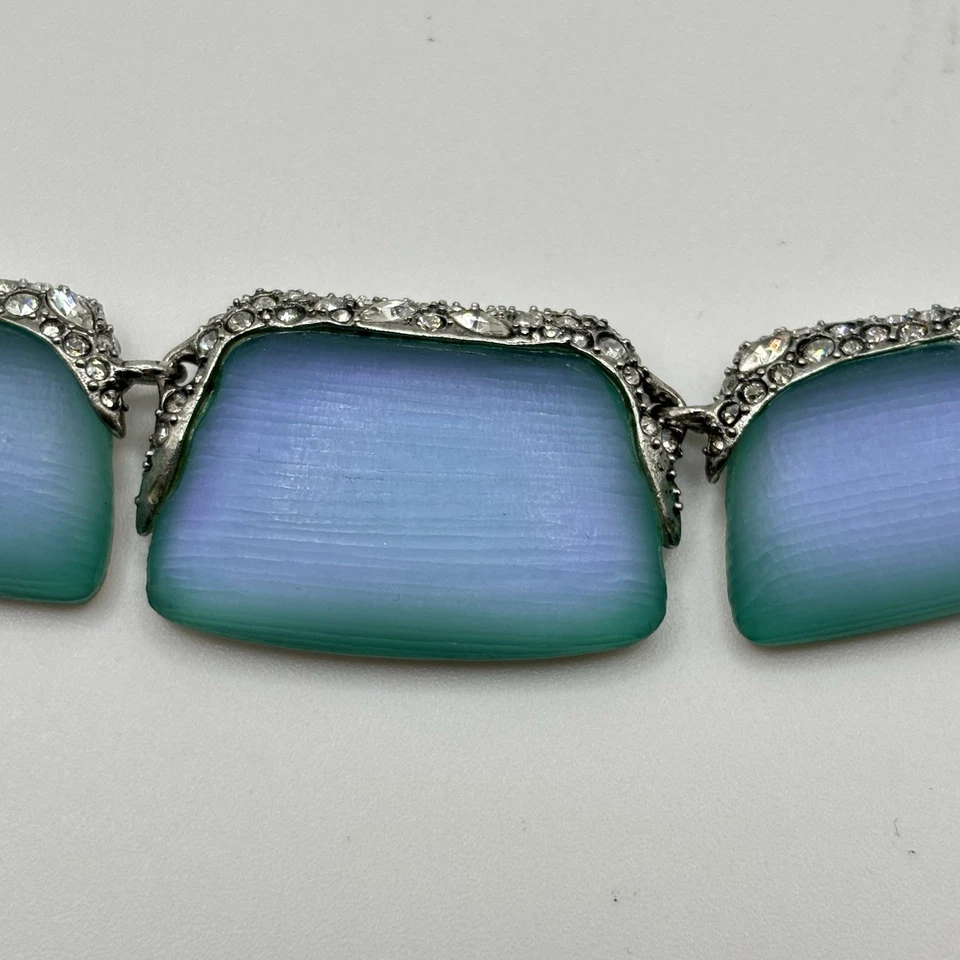 Colar Alexis Bittar esculpido verde lucite roxo cristal tom prata (assinado) - Imagem 3 de 4