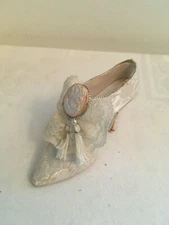 1999 WHITE MINIATURE SHOE W/ LACE & CAMEO Tassel Gift Link 2 of 3